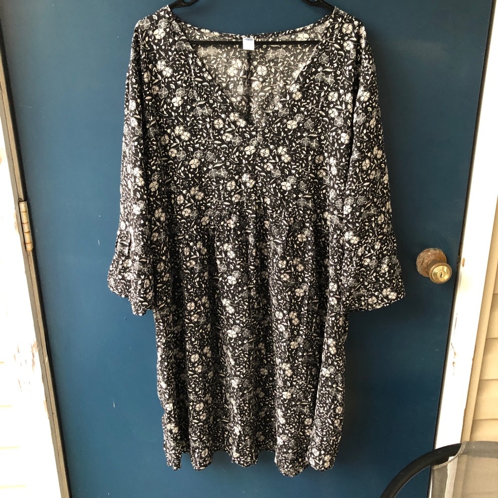 ⭐️Old Navy Black and White Floral BellSleeve Dress